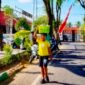Satrio Samudro (13), asal Kelurahan Bugih, saat berjualan di area Pendopo Ronggosukowati Pamekasan. (KLIKMADURA)