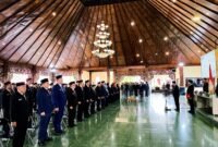 Puluhan pejabat saat mengikuti prosesi pelatihan di Pendopo Ronggosukowati Pamekasan. (MOH. IQBALUL KHAVEI MZ / KLIKMADURA)