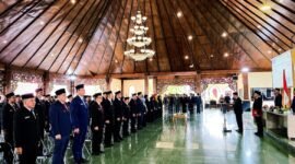 Puluhan pejabat saat mengikuti prosesi pelatihan di Pendopo Ronggosukowati Pamekasan. (MOH. IQBALUL KHAVEI MZ / KLIKMADURA)