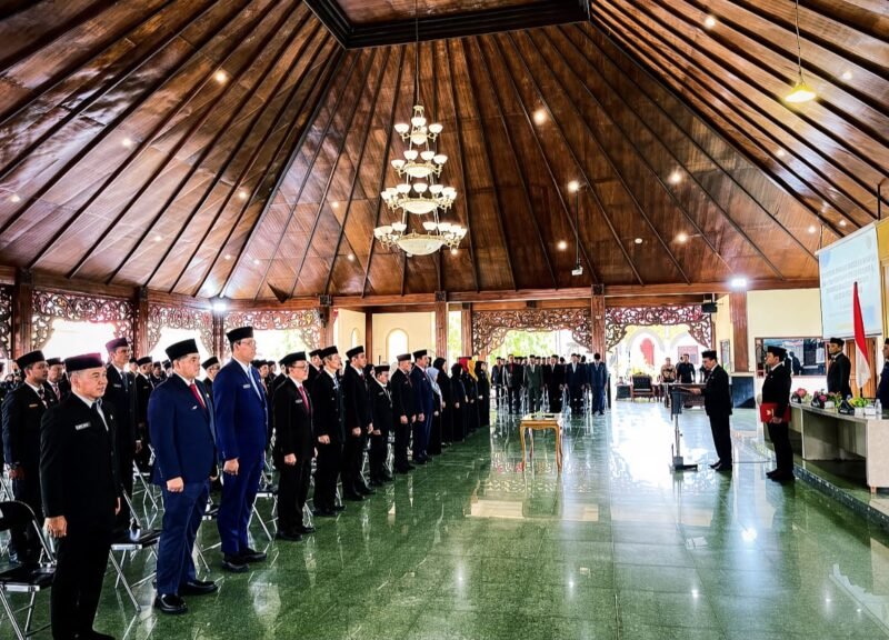 Puluhan pejabat saat mengikuti prosesi pelatihan di Pendopo Ronggosukowati Pamekasan. (MOH. IQBALUL KHAVEI MZ / KLIKMADURA)