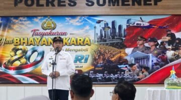 Bupati Sumenep Achmad Fauzi Wongsojudo menyampaikan sambutan saat menghadiri peringatan HUT Bhayangkara ke-80 di Mapolres Sumenep, Rabu (1/7/2026).