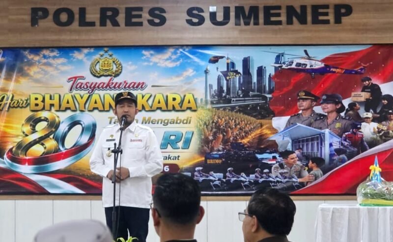 Bupati Sumenep Achmad Fauzi Wongsojudo menyampaikan sambutan saat menghadiri peringatan HUT Bhayangkara ke-80 di Mapolres Sumenep, Rabu (1/7/2026).