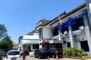Sejumlah warga berada di halaman RSUD Moh. Zyn Sampang. (KLIKMADURA)