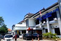 Sejumlah warga berada di halaman RSUD Moh. Zyn Sampang. (KLIKMADURA)