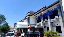Sejumlah warga berada di halaman RSUD Moh. Zyn Sampang. (KLIKMADURA)