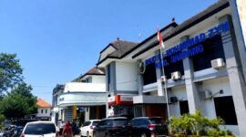 Sejumlah warga berada di halaman RSUD Moh. Zyn Sampang. (KLIKMADURA)