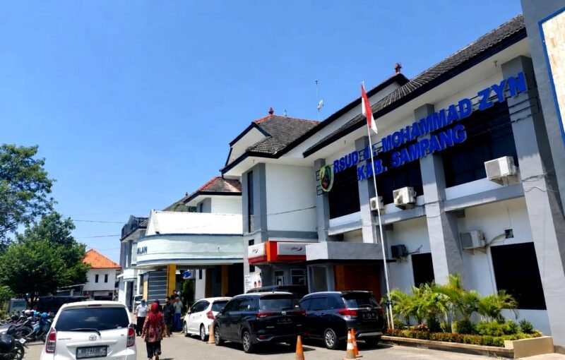 Sejumlah warga berada di halaman RSUD Moh. Zyn Sampang. (KLIKMADURA)