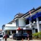 Sejumlah warga berada di halaman RSUD Moh. Zyn Sampang. (KLIKMADURA)