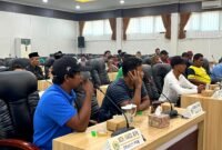 Sejumlah nelayan menyampaikan aspirasi kepada Komisi II DPRD Pamekasan terkait kelangkaan solar. (MOH. IQBALUL KHAVEI MZ / KLIKMADURA)