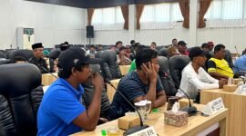 Sejumlah nelayan menyampaikan aspirasi kepada Komisi II DPRD Pamekasan terkait kelangkaan solar. (MOH. IQBALUL KHAVEI MZ / KLIKMADURA)