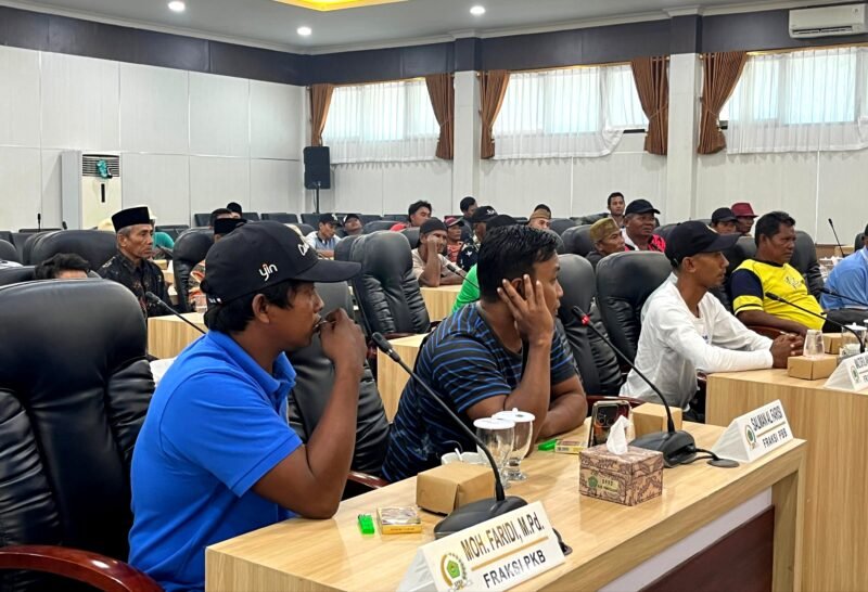 Sejumlah nelayan menyampaikan aspirasi kepada Komisi II DPRD Pamekasan terkait kelangkaan solar. (MOH. IQBALUL KHAVEI MZ / KLIKMADURA)