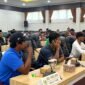 Sejumlah nelayan menyampaikan aspirasi kepada Komisi II DPRD Pamekasan terkait kelangkaan solar. (MOH. IQBALUL KHAVEI MZ / KLIKMADURA)