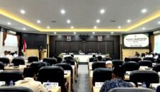 Ketua DPRD Pamekasan, Ali Masykur memimpin rapat paripurna penyampaian nota keuangan bupati. (KLIKMADURA)