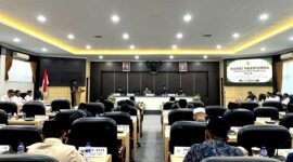 Ketua DPRD Pamekasan, Ali Masykur memimpin rapat paripurna penyampaian nota keuangan bupati. (KLIKMADURA)