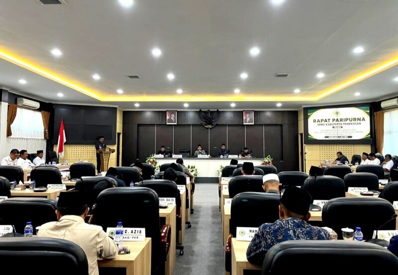 Ketua DPRD Pamekasan, Ali Masykur memimpin rapat paripurna penyampaian nota keuangan bupati. (KLIKMADURA)