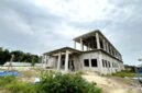 Warga berada di sekitar proyek pembangunan Puskesmas Bulangan Haji. (KLIKMADURA)