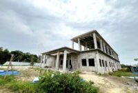 Warga berada di sekitar proyek pembangunan Puskesmas Bulangan Haji. (KLIKMADURA)