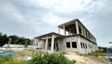 Warga berada di sekitar proyek pembangunan Puskesmas Bulangan Haji. (KLIKMADURA)