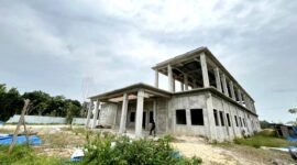 Warga berada di sekitar proyek pembangunan Puskesmas Bulangan Haji. (KLIKMADURA)