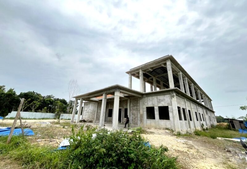 Warga berada di sekitar proyek pembangunan Puskesmas Bulangan Haji. (KLIKMADURA)