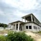 Warga berada di sekitar proyek pembangunan Puskesmas Bulangan Haji. (KLIKMADURA)