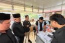 Sejumlah anggota Komisi II DPRD Pamekasan, dipimpin Salman Al Farisi berbincang dengan Pengawas SPBU Buddagan, Tri Pamungkas, Rabu (1/7/2026).