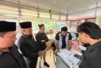 Sejumlah anggota Komisi II DPRD Pamekasan, dipimpin Salman Al Farisi berbincang dengan Pengawas SPBU Buddagan, Tri Pamungkas, Rabu (1/7/2026).