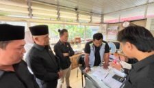 Sejumlah anggota Komisi II DPRD Pamekasan, dipimpin Salman Al Farisi berbincang dengan Pengawas SPBU Buddagan, Tri Pamungkas, Rabu (1/7/2026).