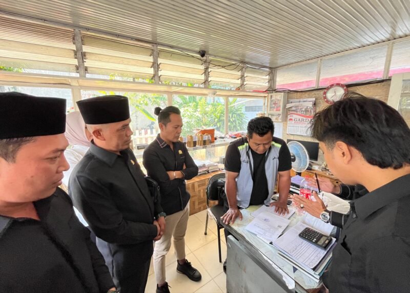 Sejumlah anggota Komisi II DPRD Pamekasan, dipimpin Salman Al Farisi berbincang dengan Pengawas SPBU Buddagan, Tri Pamungkas, Rabu (1/7/2026).