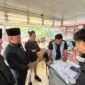 Sejumlah anggota Komisi II DPRD Pamekasan, dipimpin Salman Al Farisi berbincang dengan Pengawas SPBU Buddagan, Tri Pamungkas, Rabu (1/7/2026).