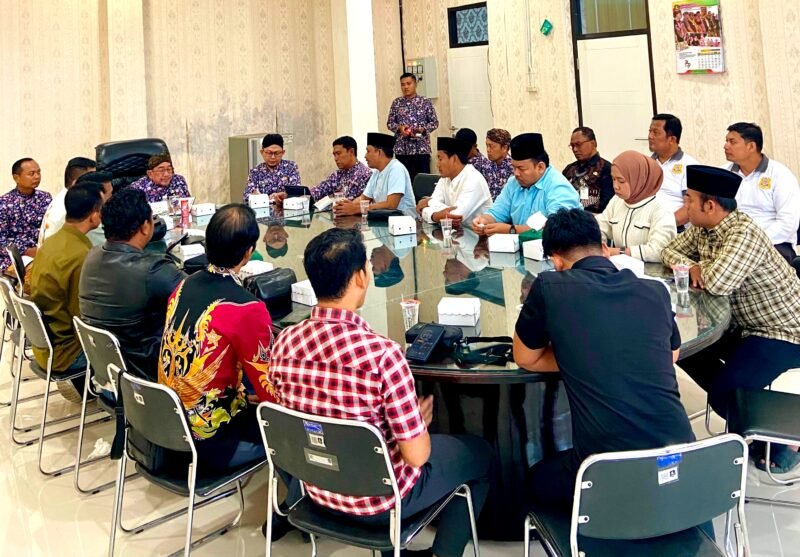 Puluhan pengurus LPBH dan Lakpesdam PCNU Sumenep saat audiensi bersama Wabup Sumenep, KH. Imam Hasyim terkait tempat hiburan. (ISTIMEWA)