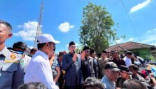 Ketua DPRD Pamekasan Ali Masykur saat menemui ribuan relawan SPPG yang menggelar aksi damai. (LAILIYATUN NURIYAH / KLIKMADURA)
