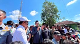 Ketua DPRD Pamekasan Ali Masykur saat menemui ribuan relawan SPPG yang menggelar aksi damai. (LAILIYATUN NURIYAH / KLIKMADURA)