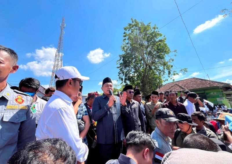 Ketua DPRD Pamekasan Ali Masykur saat menemui ribuan relawan SPPG yang menggelar aksi damai. (LAILIYATUN NURIYAH / KLIKMADURA)