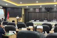 Sekretaris Fraksi Gelora Perjuangan, Nadi Mulyadi saat menyampaikan PU Fraksi dalam rapat Paripurna. (MOH. IQBALUL KHAVEI MZ / KLIKMADURA)