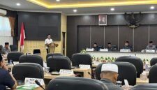 Sekretaris Fraksi Gelora Perjuangan, Nadi Mulyadi saat menyampaikan PU Fraksi dalam rapat Paripurna. (MOH. IQBALUL KHAVEI MZ / KLIKMADURA)