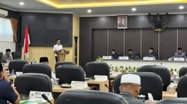 Sekretaris Fraksi Gelora Perjuangan, Nadi Mulyadi saat menyampaikan PU Fraksi dalam rapat Paripurna. (MOH. IQBALUL KHAVEI MZ / KLIKMADURA)