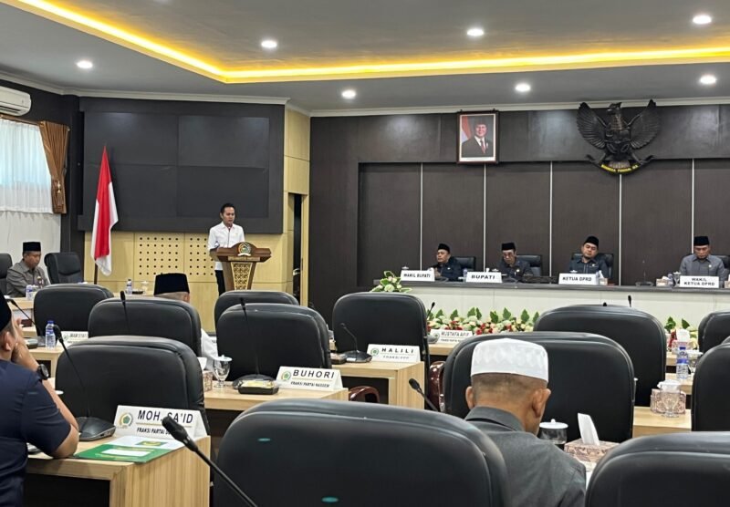Sekretaris Fraksi Gelora Perjuangan, Nadi Mulyadi saat menyampaikan PU Fraksi dalam rapat Paripurna. (MOH. IQBALUL KHAVEI MZ / KLIKMADURA)