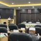 Sekretaris Fraksi Gelora Perjuangan, Nadi Mulyadi saat menyampaikan PU Fraksi dalam rapat Paripurna. (MOH. IQBALUL KHAVEI MZ / KLIKMADURA)