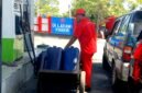 Petugas salah satu SPBU di Kabupaten Sampang mengisi BBM ke dalam jeriken. (KLIKMADURA)