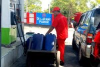 Petugas salah satu SPBU di Kabupaten Sampang mengisi BBM ke dalam jeriken. (KLIKMADURA)