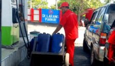 Petugas salah satu SPBU di Kabupaten Sampang mengisi BBM ke dalam jeriken. (KLIKMADURA)