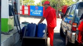 Petugas salah satu SPBU di Kabupaten Sampang mengisi BBM ke dalam jeriken. (KLIKMADURA)