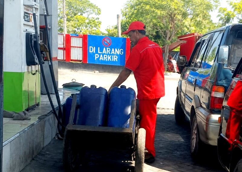 Petugas salah satu SPBU di Kabupaten Sampang mengisi BBM ke dalam jeriken. (KLIKMADURA)