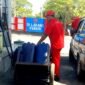 Petugas salah satu SPBU di Kabupaten Sampang mengisi BBM ke dalam jeriken. (KLIKMADURA)