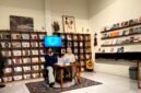 Diskusi buku Laut Bercerita-Leila S. Chudori bersama Ramzi Ahmad M dan Widya Sukma H.M di kafe Balada Kelurahan Lawangan Daya, Pamekasan (LAILIYATUN NURIYAH/KLIK MADURA).