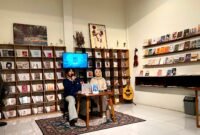 Diskusi buku Laut Bercerita-Leila S. Chudori bersama Ramzi Ahmad M dan Widya Sukma H.M di kafe Balada Kelurahan Lawangan Daya, Pamekasan (LAILIYATUN NURIYAH/KLIK MADURA).