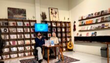 Diskusi buku Laut Bercerita-Leila S. Chudori bersama Ramzi Ahmad M dan Widya Sukma H.M di kafe Balada Kelurahan Lawangan Daya, Pamekasan (LAILIYATUN NURIYAH/KLIK MADURA).
