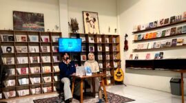Diskusi buku Laut Bercerita-Leila S. Chudori bersama Ramzi Ahmad M dan Widya Sukma H.M di kafe Balada Kelurahan Lawangan Daya, Pamekasan (LAILIYATUN NURIYAH/KLIK MADURA).