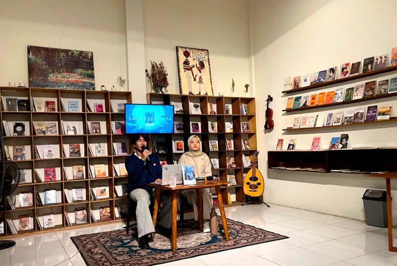 Diskusi buku Laut Bercerita-Leila S. Chudori bersama Ramzi Ahmad M dan Widya Sukma H.M di kafe Balada Kelurahan Lawangan Daya, Pamekasan (LAILIYATUN NURIYAH/KLIK MADURA).